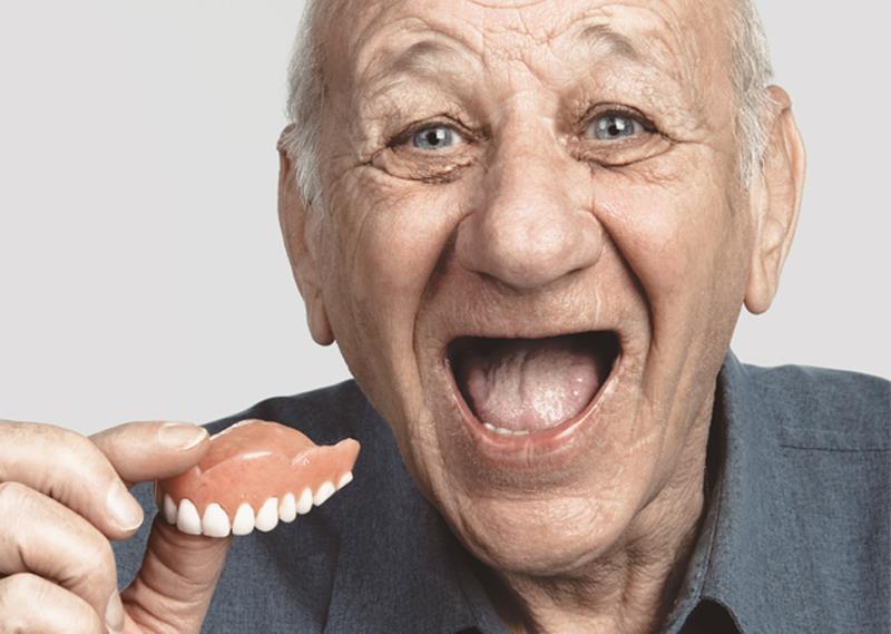 Có những cách trồng răng giả cho người già nào?